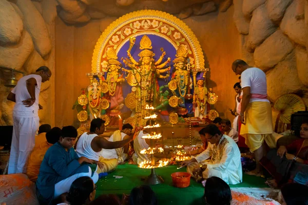 Калькутта Индия Октября 2018 Года Священник Зажигает 108 Ламп Время — стоковое фото