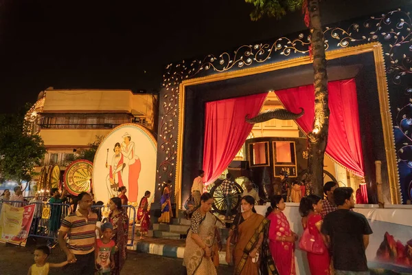 Kolkata India Septiembre 2017 Imagen Nocturna Visitantes Afuera Decorados Durga — Foto de Stock