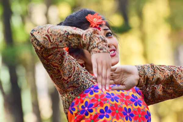 Κολκατα Ινδια Μαρτιου 2015 Νεαρές Χορεύτριες Τραγουδούν Στο Φεστιβάλ Holi — Φωτογραφία Αρχείου