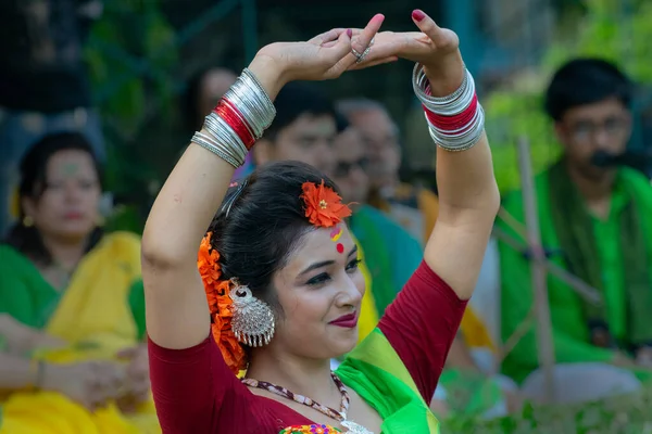 Kolkata Indien Mars 2019 Vacker Ung Flicka Med Vårens Festliga — Stockfoto