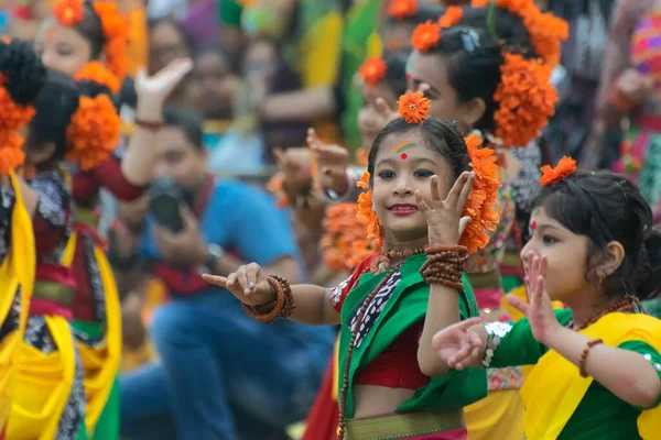 Kolkata Índia Março 2018 Jovens Dançarinas Vestidas Sari Amarelo Verde — Fotografia de Stock