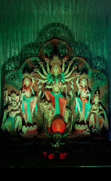 在印度西孟加拉邦加尔各答 杜尔加女神神像出现在装饰过的杜尔加普伽板 在彩灯下被射中 Durga Puja是印度教的最大的宗教节日 现在在全世界都有庆祝活动 — 图库照片