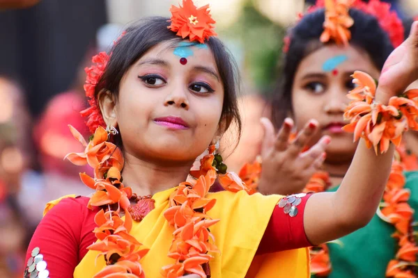 Kolkata India Března 2015 Dívčí Tanečnice Vystupující Festivalu Holi Spring — Stock fotografie
