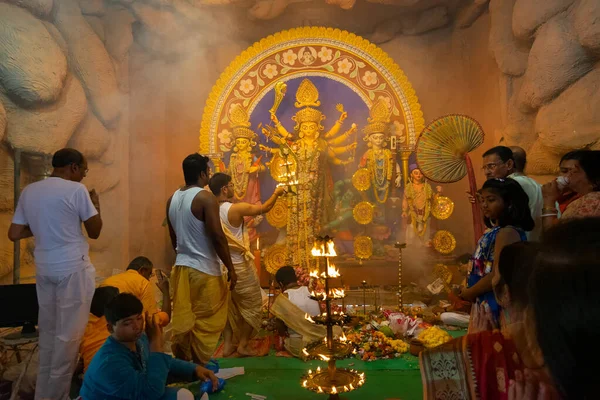 Καλκούτα Ινδία Οκτωβρίου 2018 Ινδουιστής Ιερέας Προσεύχεται Στη Θεά Ντούργκα — Φωτογραφία Αρχείου