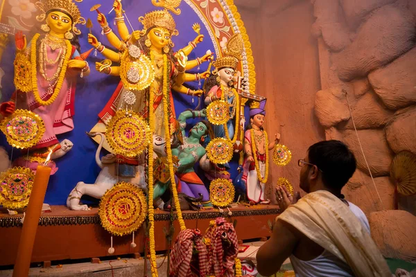 Kolkata Hindistan Ekim 2018 Genç Hindu Rahip Durga Kutsal Duman — Stok fotoğraf