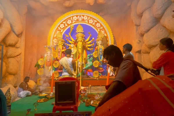 Kalkata Indie Října 2018 Mladý Hinduistický Kněz Uctívající Bohyni Durgu — Stock fotografie