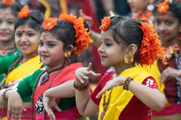 インド コルカタ 2018年3月1日 インドの春の到来を祝うヒンディー語でベンガル語またはホリ語で人形として知られるホリ スプリング フェスティバルに出演する少女子供ダンサー インドの大人気祭り — ストック写真