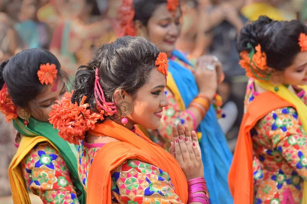 Kolkata India Marzo 2017 Bailarinas Vestidas Con Sari Vestido Tradicional —  Fotos de Stock