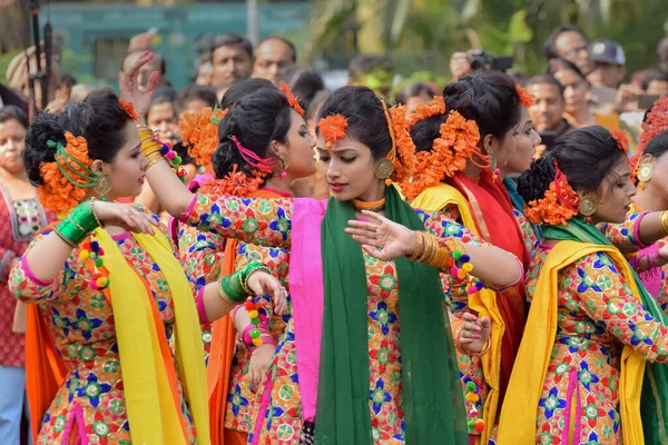 Kolkata India Marzo 2017 Bailarinas Jóvenes Bailan Alegremente Festival Holi —  Fotos de Stock