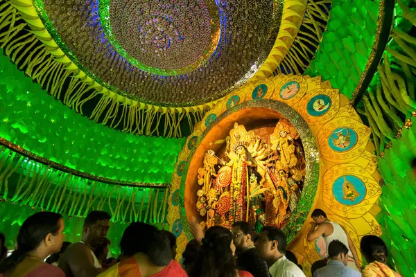 Kolkata India Październik 2014 Ludzie Cieszący Się Wewnątrz Durga Puja — Zdjęcie stockowe