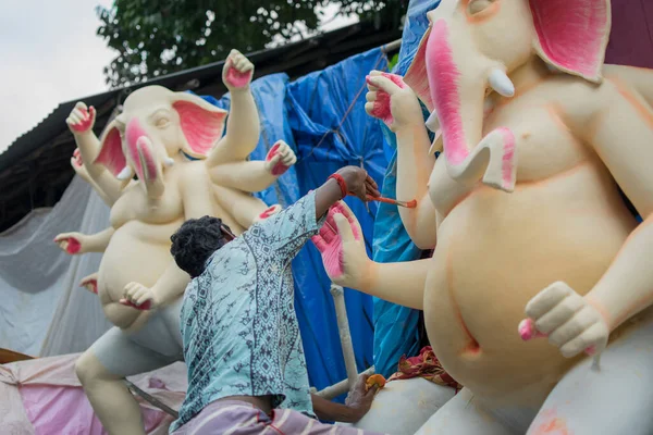 西ベンガル州コルカタ 2015年9月13日 インド西ベンガル州の首都コルカタで開催される ドゥルガ プラハ の準備として ガネーシャ卿の粘土像を描いた無名の画家 ヒンズー教最大の祭りです — ストック写真