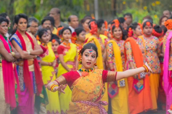 Kolkata India Mars 2017 Dansande Poser Flickdansare Klädda Gul Och — Stockfoto