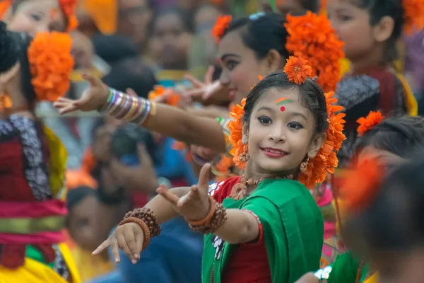 インド コルカタ 2018年3月1日 春祭りを持つ美しい若いベンガリの女の子は パラスの花で構成されています ブテア モノスペルマ ホリまたは春祭りで インドの春の到来を祝います — ストック写真