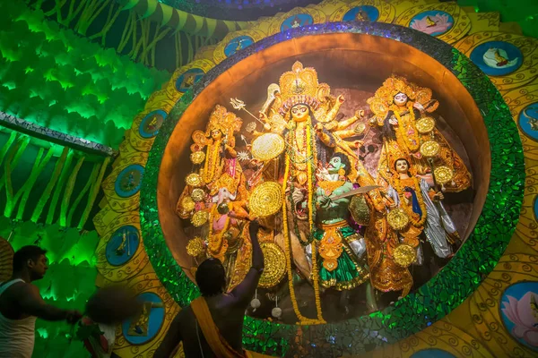 Kolkata Índia Outubro 2014 Sacerdote Rezando Deusa Durga Celebração Festival — Fotografia de Stock