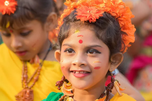 Kolkata India 2017年3月12日 サリー 伝統的なインドのドレス とパラスの花 ブテア モノスペルマ を身に着けている少女ダンサーの肖像画は ドール — ストック写真