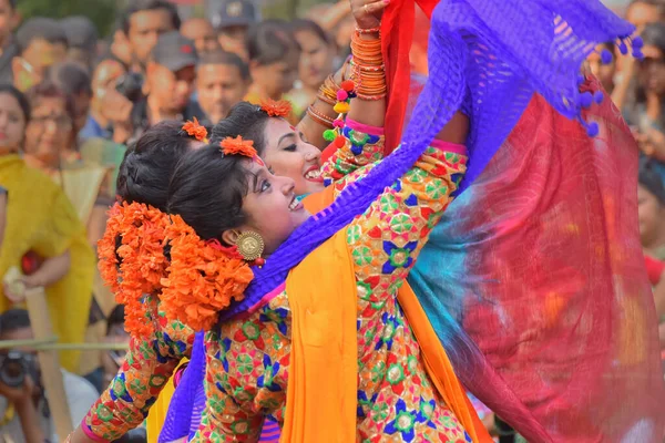 Kolkata India Marzo 2017 Bailarinas Vestidas Con Sari Vestido Tradicional —  Fotos de Stock