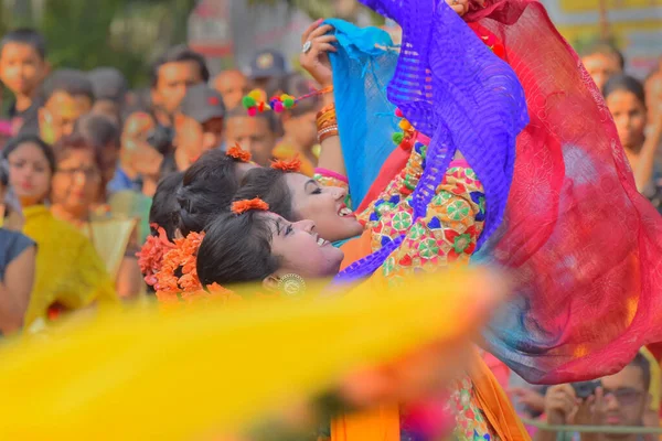 Kolkata India Mars 2017 Unga Flickdansare Glad Dans Holi Spring — Stockfoto