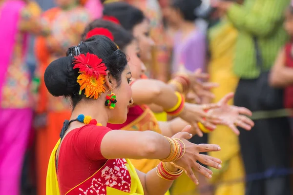 Kolkata India Březen 2017 Taneční Pózy Tanečnic Oblečené Žlutých Červených — Stock fotografie