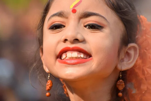 インド コルカタ2017年3月12日 春祭りの若い女の子が花で構成され インドの春の到来を祝うドール ベンガル語 またはホリ ヒンディー語 として知られるホリ 春祭りで喜びの表情 — ストック写真