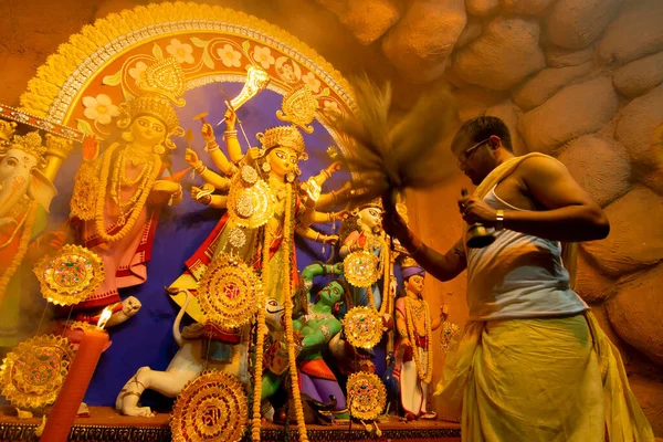 Kolkata Índia Outubro 2018 Jovem Sacerdote Rezando Deusa Durga Usando — Fotografia de Stock