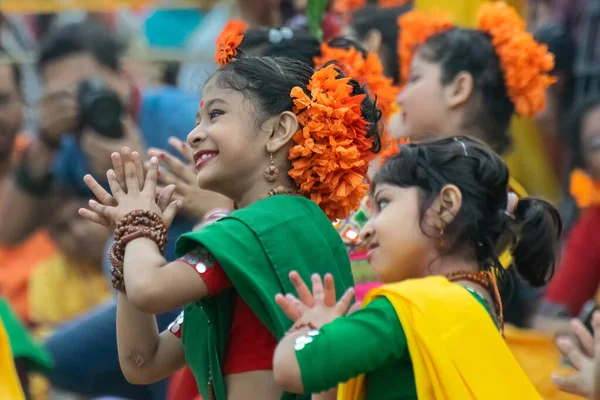 Kolkata Indien März 2018 Junge Tänzerinnen Gelben Und Grünen Saris — Stockfoto