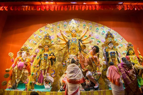Kolkata Índia Outubro 2015 Mulheres Casadas Bengali Adorando Ídolo Durga — Fotografia de Stock