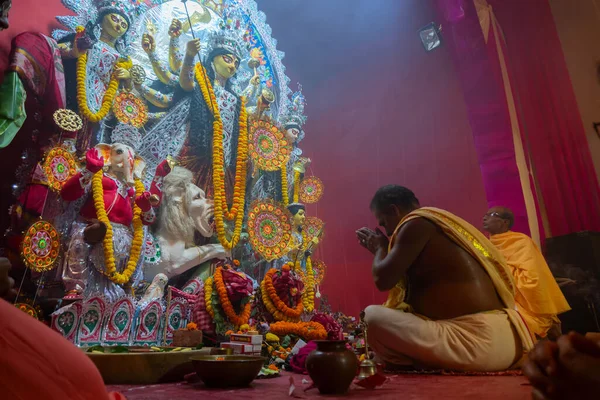 Калькутта Индия Октября 2018 Года Индуистский Священник Молящийся Богине Дурге — стоковое фото