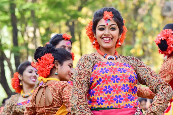 Kolkata India Marzo 2015 Bailarinas Jóvenes Que Actúan Festival Holi —  Fotos de Stock