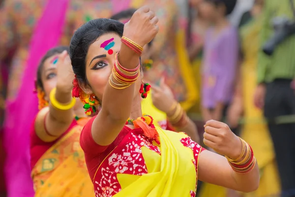 Kolkata India Březen 2017 Taneční Pózy Tanečnic Oblečené Žlutých Červených — Stock fotografie