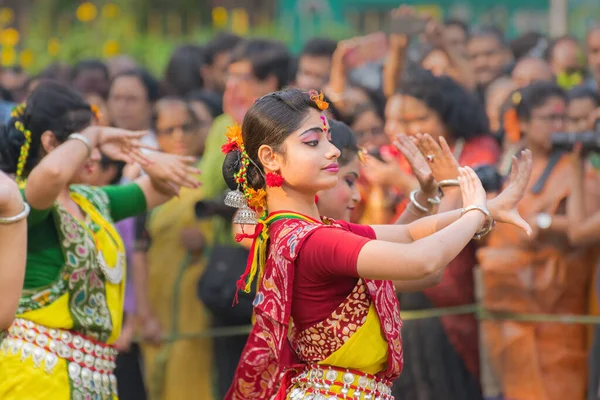 インド コルカタ2017年3月12日 春祭り すなわちドール ホリで黄色と赤の色のサリー 伝統的なインドのドレス ダンスを着た少女ダンサーの踊りのポーズ — ストック写真
