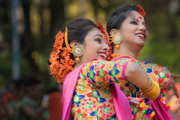 Kolkata India Březen 2017 Dívčí Tanečnice Oblečené Žlutočervených Sárí Tradiční — Stock fotografie