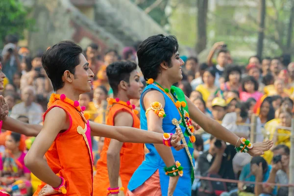Καλκούτα Ινδία Μαρτίου 2018 Χορευτική Πόζα Αρσενικών Χορευτών Μπενγκάλι Ντυμένων — Φωτογραφία Αρχείου