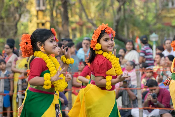 Kolkata India Marzo 2015 Niñas Bailarinas Bailando Festival Holi Spring — Foto de Stock