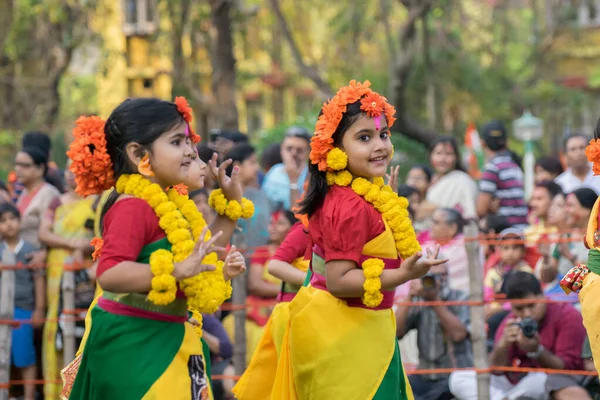 Kolkata India Maart 2015 Meisje Kind Dansers Optreden Holi Spring — Stockfoto