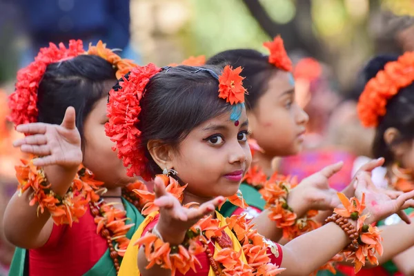 Kolkata India Marca 2015 Dziewczęce Tancerki Występujące Festiwalu Holi Spring — Zdjęcie stockowe