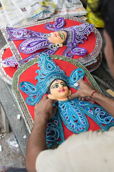 インドの西ベンガル州の首都コルカタで開催される ドゥルガ の準備として ドゥルガ女神の粘土像を準備する無名の芸術家 ヒンズー教最大の祭りです — ストック写真