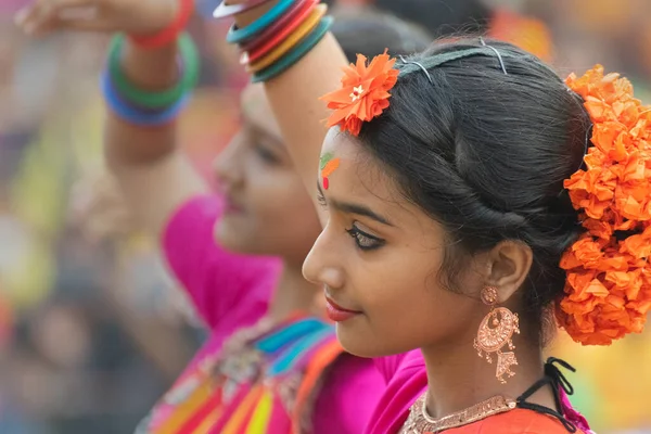 インド コルカタ 2018年3月1日 伝統的なインドの伝統的なパラスの花のドレスを着た女の子ダンサー Butea Monospermaは ホリ祭りで踊ります インドの春の到来 — ストック写真