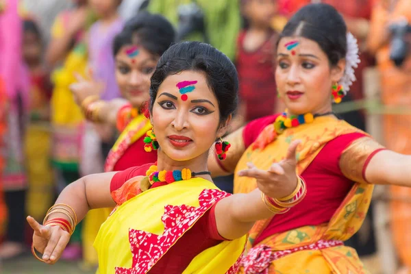 Kolkata India Březen 2017 Dívčí Tanečnice Oblečené Žlutočervených Sárí Tradiční — Stock fotografie
