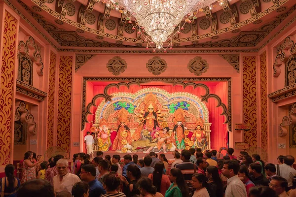 Kolkata India 2017年9月26日 杜尔加女神神像在装饰过的杜尔加 Durga Puja 在彩灯下拍摄 Durga Puja是印度教最大的宗教节日 — 图库照片