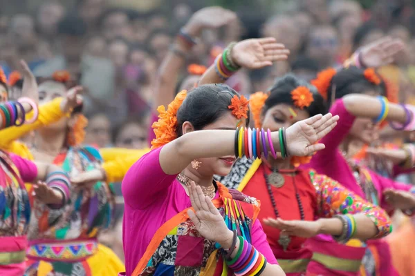 Kolkata India Března 2018 Taneční Pózy Tanečnic Oblečené Jasně Červených — Stock fotografie