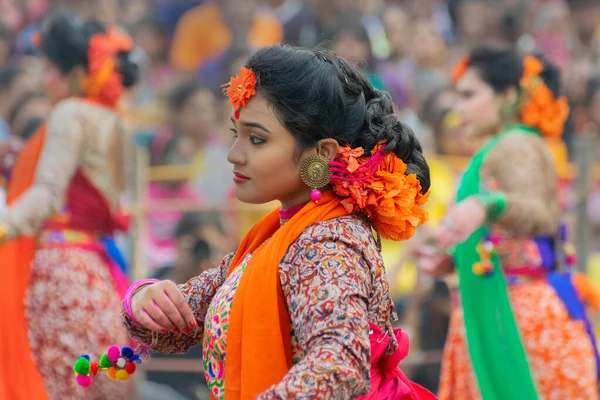 Kolkata Índia Março 2018 Dançarinas Vestidas Com Sari Vestido Tradicional — Fotografia de Stock