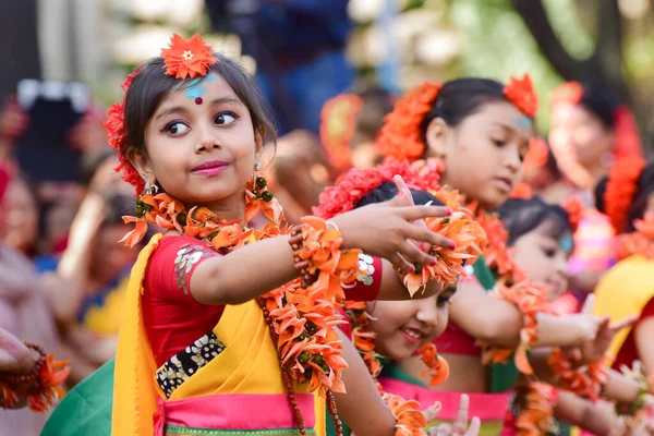 Kolkata India Marca 2015 Dziewczęce Tancerki Występujące Festiwalu Holi Spring — Zdjęcie stockowe