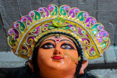 Kolkata, Batı Bengal, Hindistan - 7 Ekim 2018: Durga Puja festivali hazırlıkları sırasında Tanrıça Durga 'nın kil heykeli. Hinduizm 'in en büyük festivali, tüm dünyada kutlanır..