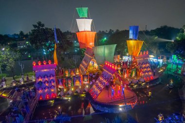 KOLKATA, INDIA - 21 Ekim 2015: Geceleyin, Howrah, West Bengal, Hindistan, Durga Puja pandalının güzel dış görünüşü. Renkli ışıkların altında çekilmiş. Durga Puja, Hinduizm 'in en büyük dini festivali..