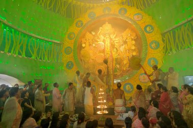 KOLKATA, INDIA - 1 Ekim 2014: Rahip Tanrıça Durga 'ya dua ediyor, Durga Puja festivali kutlaması. Hinduizm ve Kolkata 'nın Bengali cemaatinin en büyük dini festivali. Belgesel başyazısı.