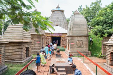 KOLKATA, INDIA - 26 EPTEMBER 2017: Tapınakların kopyası olan Durga Puja pandalına giren müritler. Durga Puja, Hinduizm 'in en büyük dini festivali..