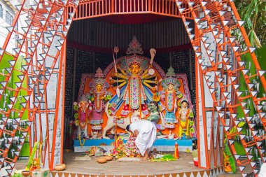 KOLKATA, INDIA - 21 Ekim 2015: Kolkata, Batı Bengal, Hindistan 'da, Durga Puja pandalının güzel iç mimarisi. Durga Puja, Hinduizm 'in en büyük dini festivali..