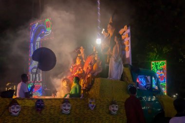 Kolkata, Batı Bengal, Hindistan - 3 Ekim 2017: Kızıl Yol 'daki Durga Puja karnavalı, Durga Puja festivalinin son günlerinde tüm ünlü Durga putları birer birer geçildi..