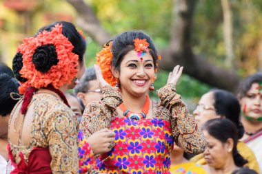 KOLKATA, INDIA - 5 Mart 2015: Genç kız dansçının Holi / Spring festivalinde Dol (Bengalce) veya Holi (Hintçe) olarak bilinen ve Hindistan 'a gelişini kutlayan neşeli ifadesi. Bengalliler arasında çok popüler bir festival..
