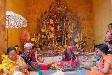 Kolkata, Hindistan - 18 Ekim 2018: Durga Puja pandalının içinde tanrıça Durga putuna tapılıyor, gece renkli ışıkta çekiliyor. Hinduizm 'in en büyük festivali..